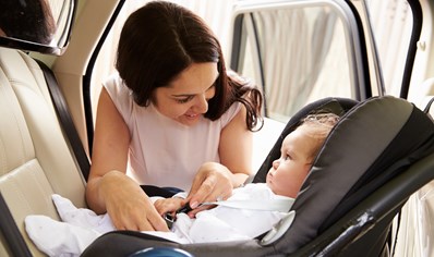 como-mantener-a-su-hijo-seguro-en-el-automovil image