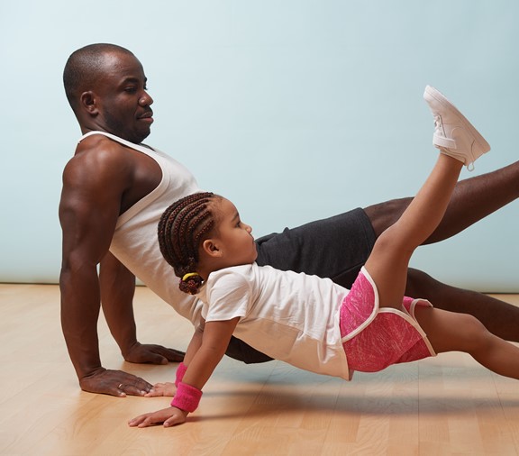 10 Ejercicios Fáciles que los Padres Pueden Hacer con los Niños en Casa Post Header Image