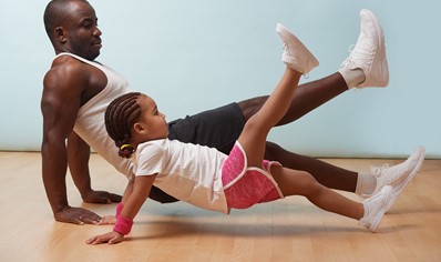 10-ejercicios-faciles-que-los-padres-pueden-hacer-con-los-ninos-en-casa image