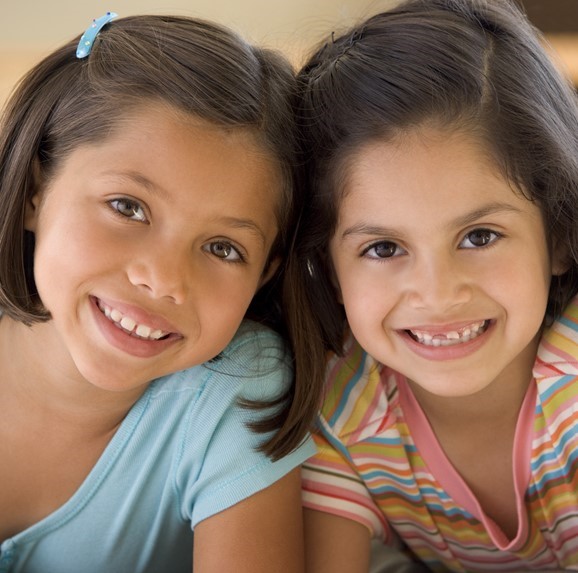 Dos jóvenes hispanas sonriendo.