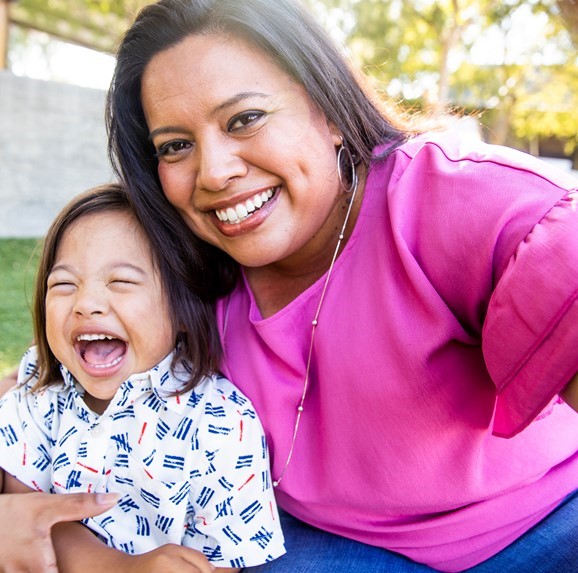 Hispano, mamá, y, niño, sonriente