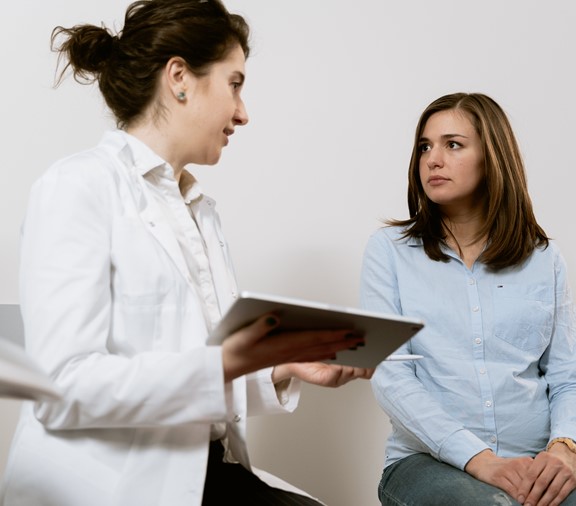 Nueva madre en cita posparto