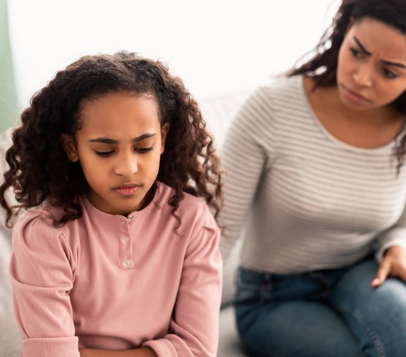 Madre joven con hija adolescente