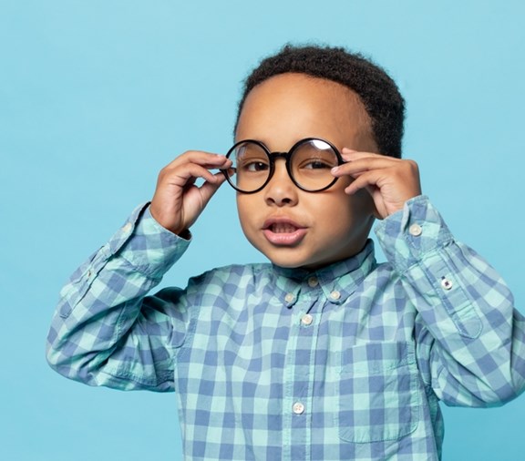 Niño tratando de arreglar gafas