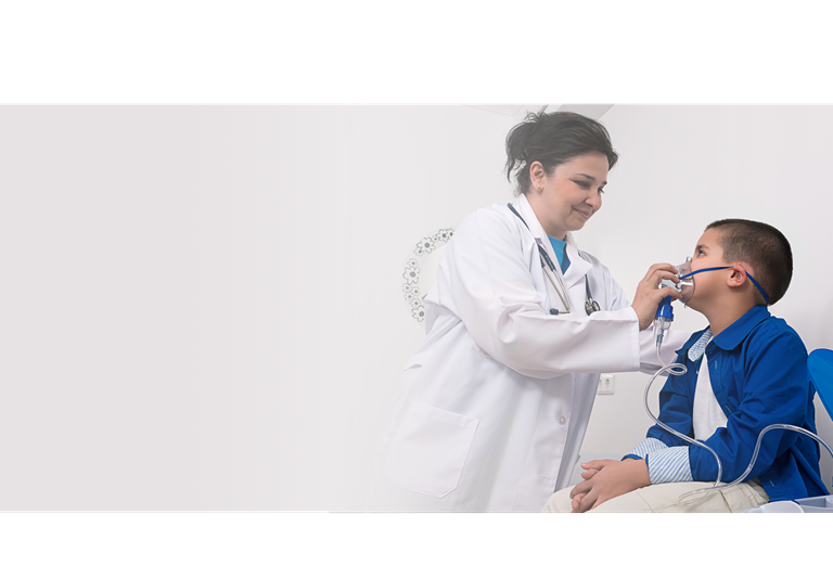 Pediatra y linda niña con inhalador en la clínica