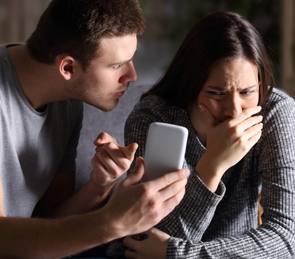 Los adolescentes y la violencia en la relación: Cómo ayudar a su hijo Post Header Image