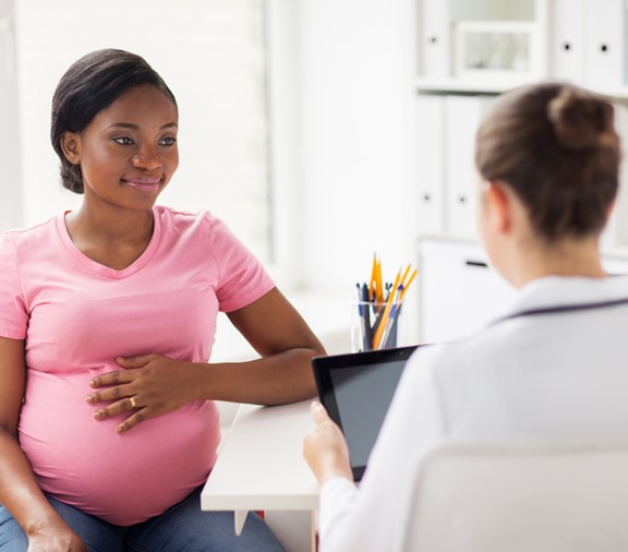 Mujer embarazada en cita prenatal