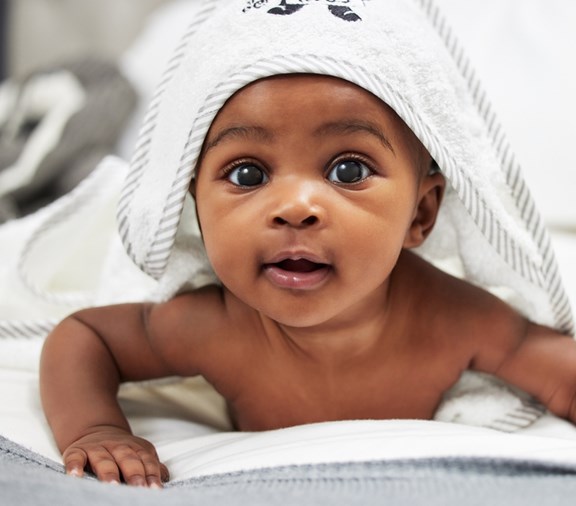 Mantenga seguro a su bebé a la hora del baño Post Header Image