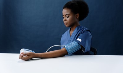 una-especialista-en-medicina-familiar-explica-como-controlar-la-presion-arterial-alta image